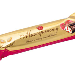 Baton arachidowo-marcepanowy z wiśnią w czekoladzie deserowej